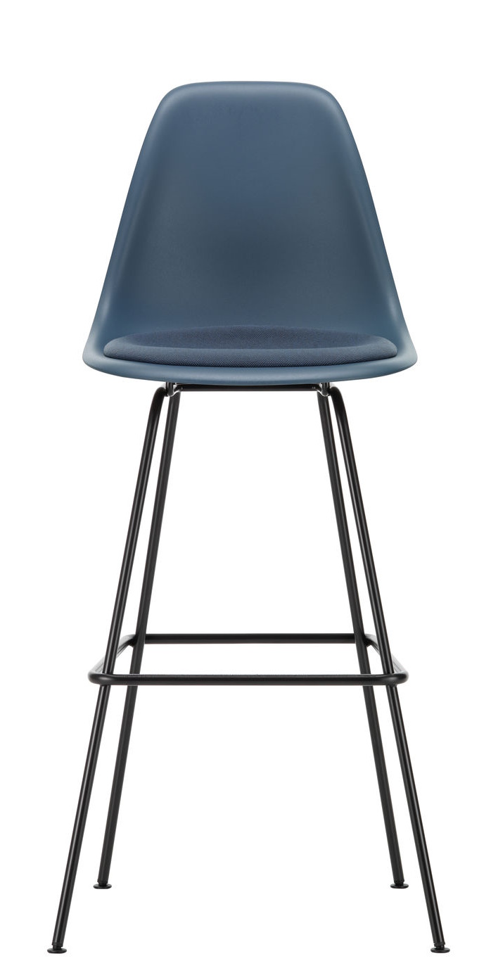 Eames Plastic Bar Stool von Vitra, blauer Barhocker mit Sitzpolster und schwarzem Metallgestell.