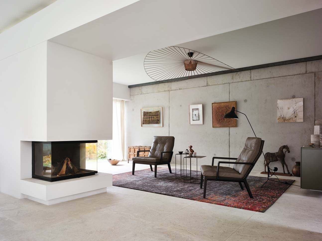 Wohnzimmer Interieur mit zwei Ledersesseln, einem Kamin und einem Oki Beistelltisch von Walter Knoll.