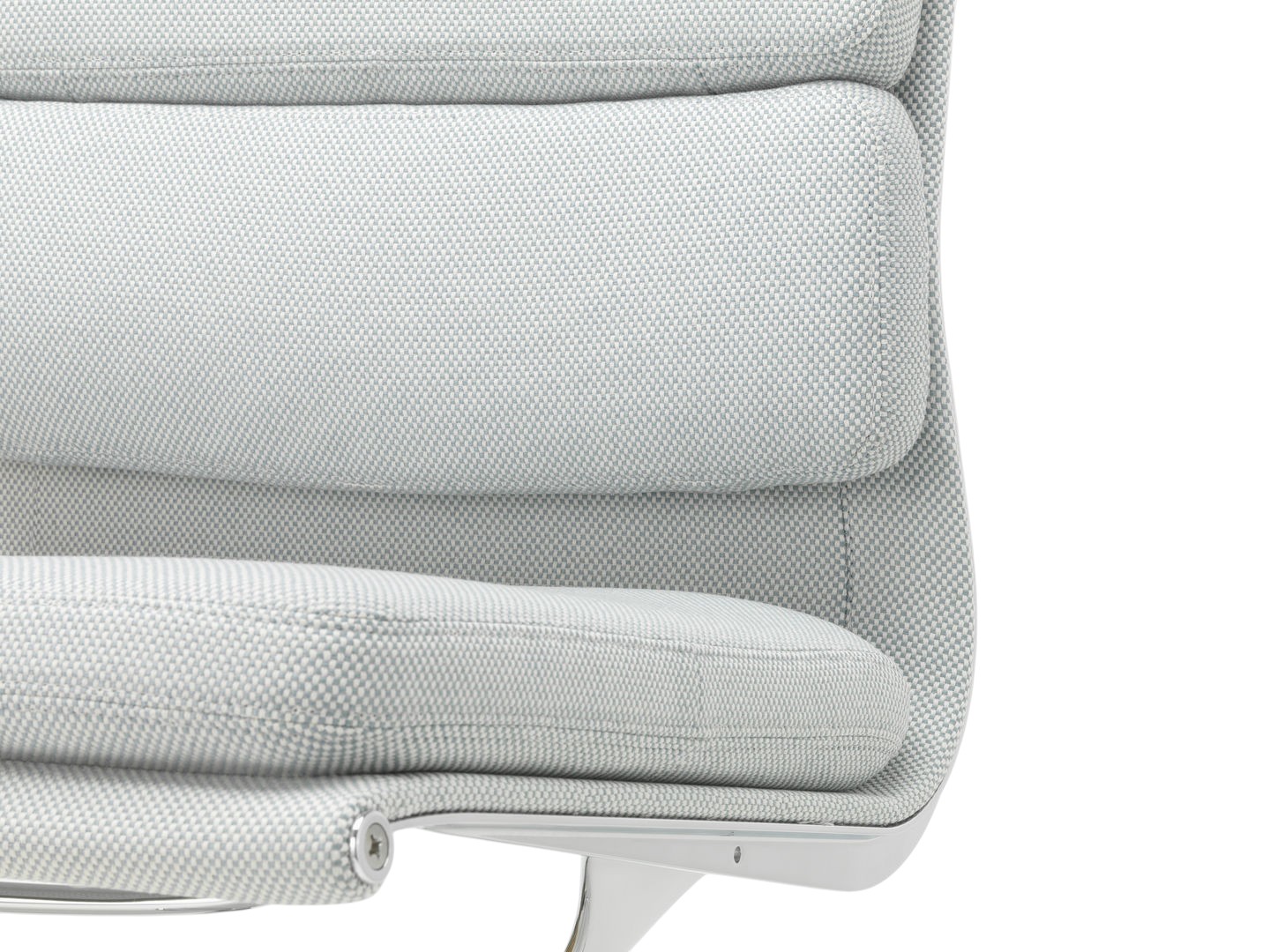 Detailaufnahme des Soft Pad Chair EA205 von Vitra mit hellgrauem Stoffbezug und verchromtem Gestell.