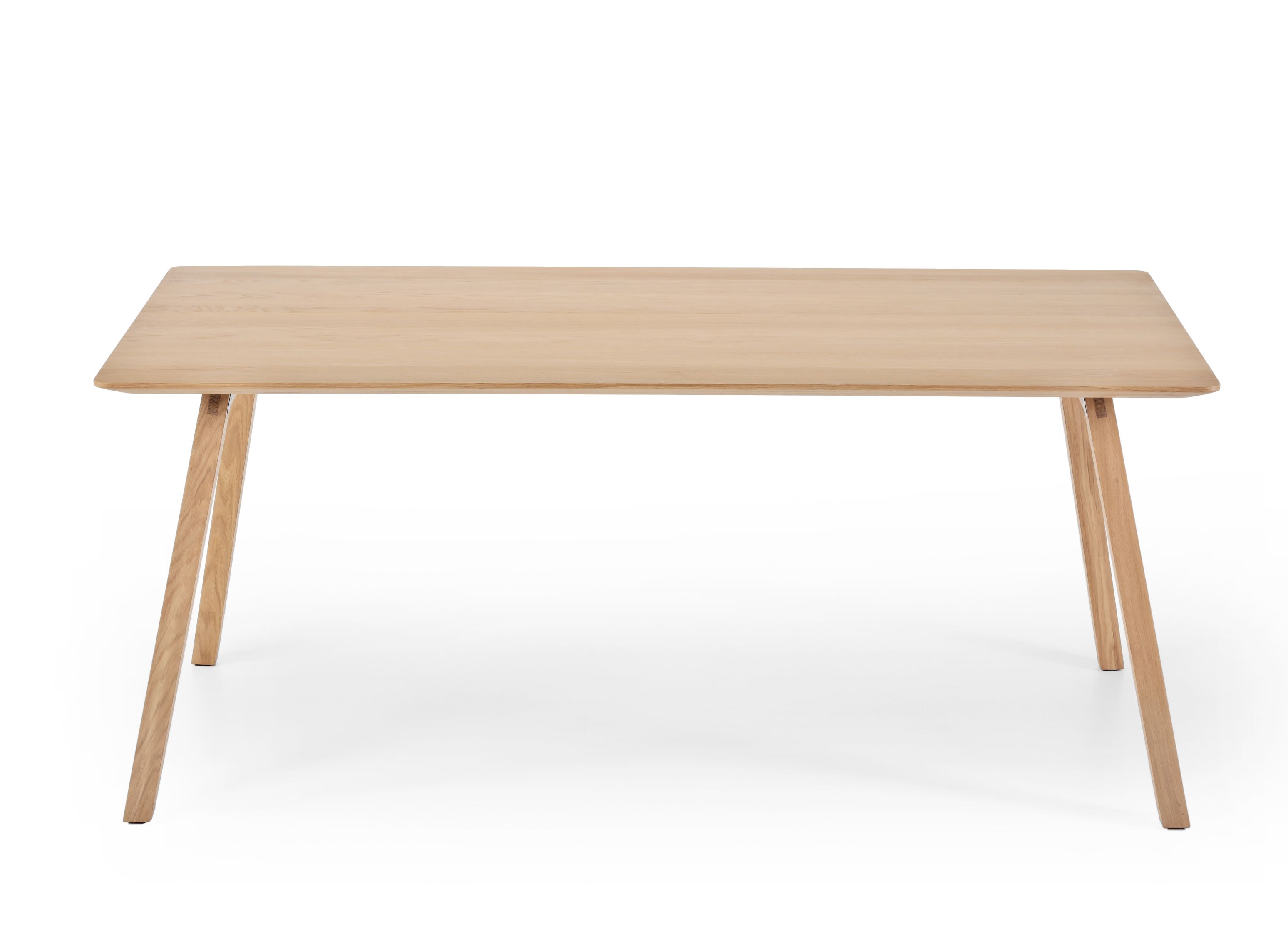 Monk Tisch von Prostoria, Esstisch aus hellem Holz mit rechteckiger Tischplatte und schrägen Beinen.