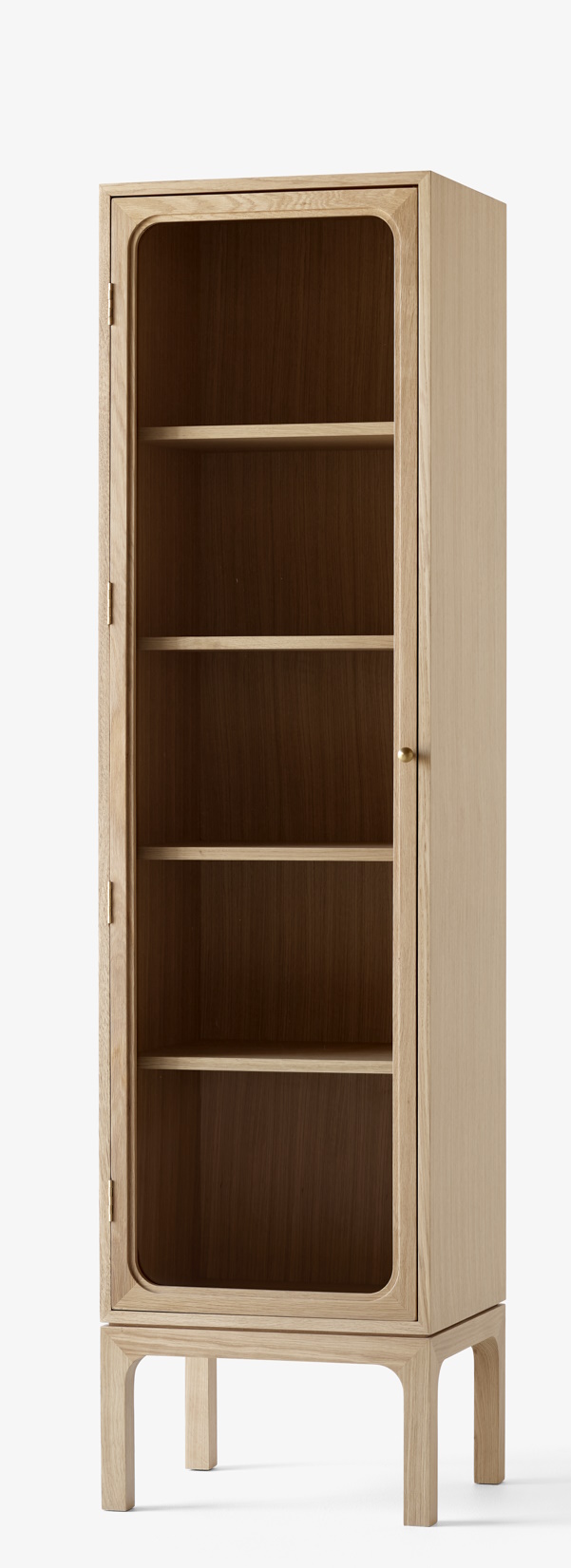 AndTradition Trace SC87 Vitrine aus Eiche mit Glasfront und vier Regalböden.