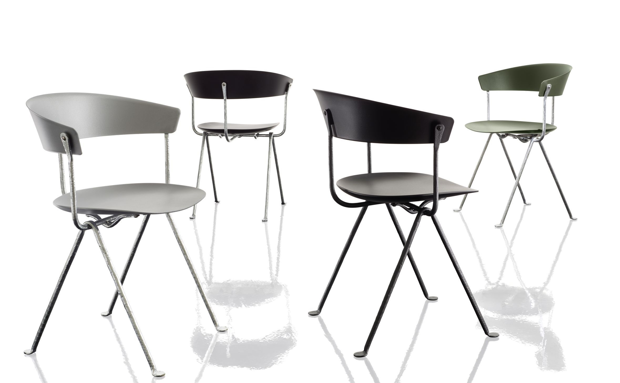 Magis Officina Stühle in Grau, Schwarz und Grün mit filigranem Metallgestell auf weißem Hintergrund.