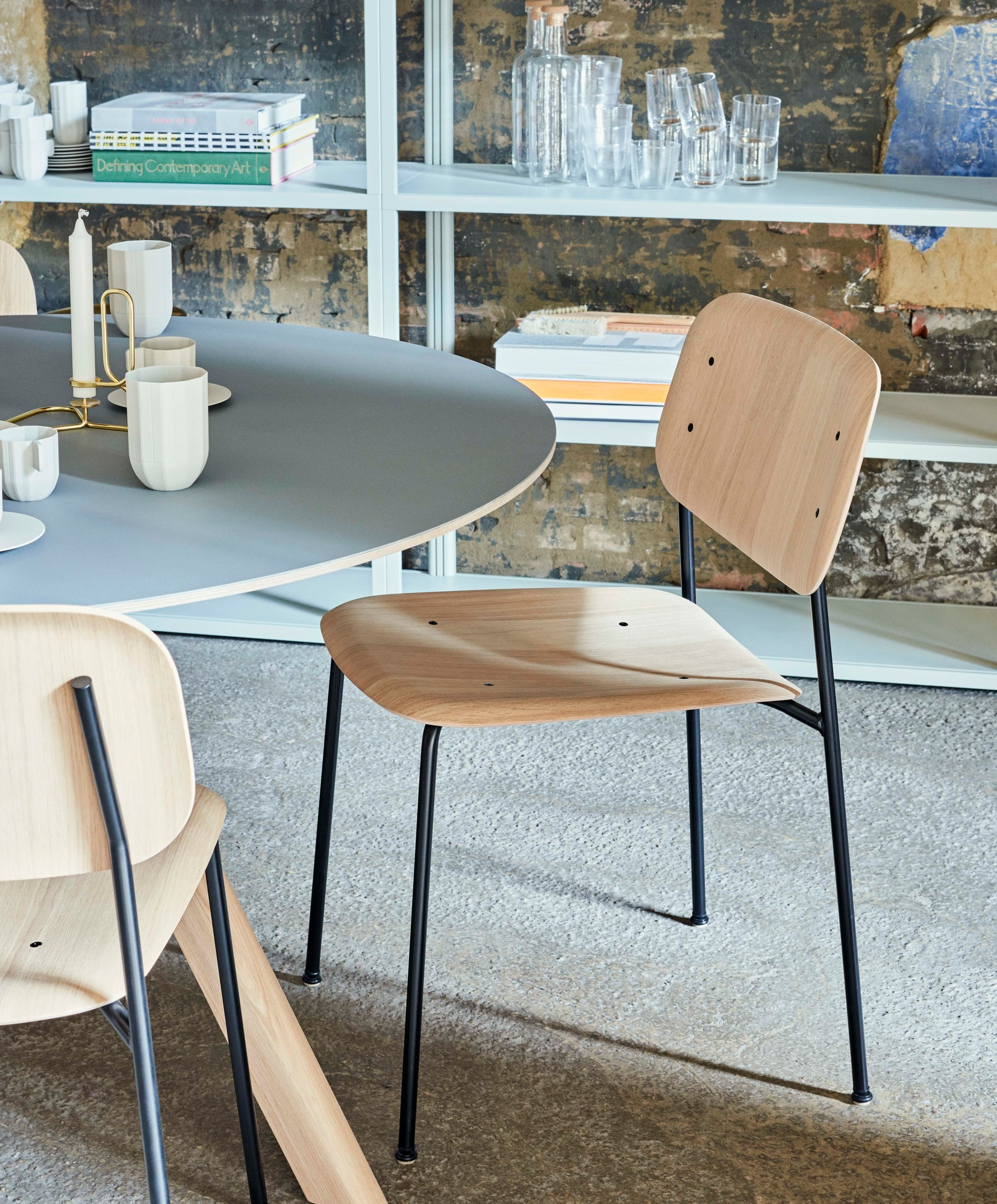 Heller Copenhague Table CPH 20 Tisch mit Stühlen, runder Esstisch aus Holz mit grauem Tischblatt.