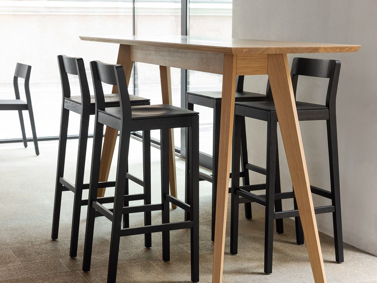 Rechteckiger CENA High Hochtisch aus Holz mit schwarzen Barhockern für Küche oder Esszimmer.