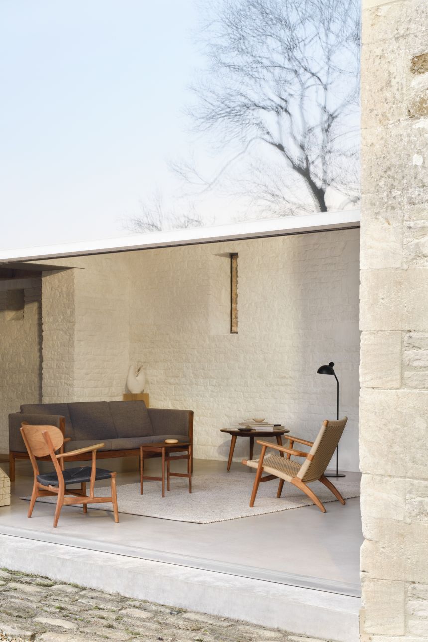 Wohnzimmer mit Sofa, Sessel und CH004 Nesting Tables Beistelltischen 3-er Set von Carl Hansen & Søn.
