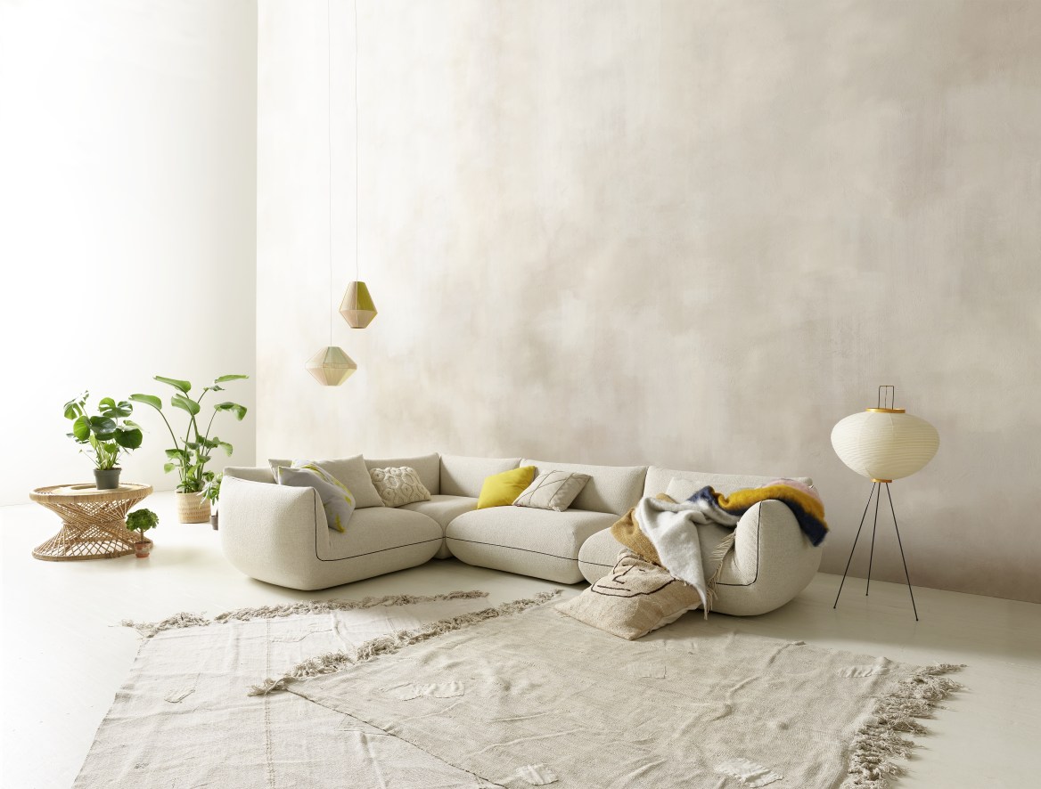 Helles Wohnzimmer mit Jalis 21 Modulsofa Eckelement Cor, Teppich und Dekoration.