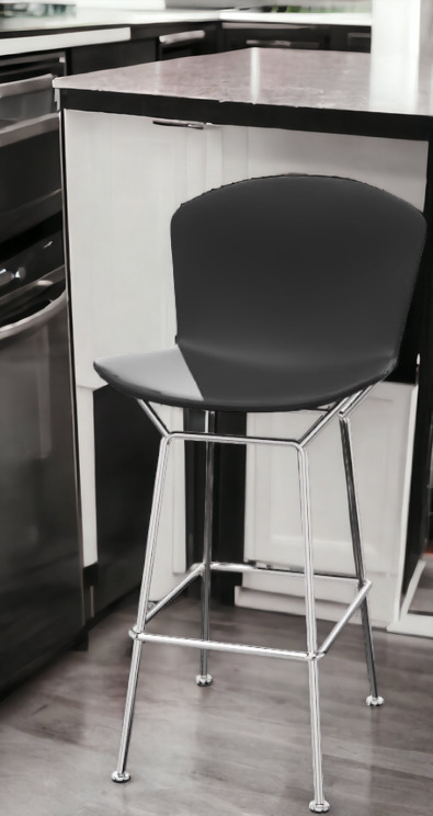 Bertoia Barhocker mit schwarzer Sitzfläche und verchromtem Gestell für die Küchentheke.