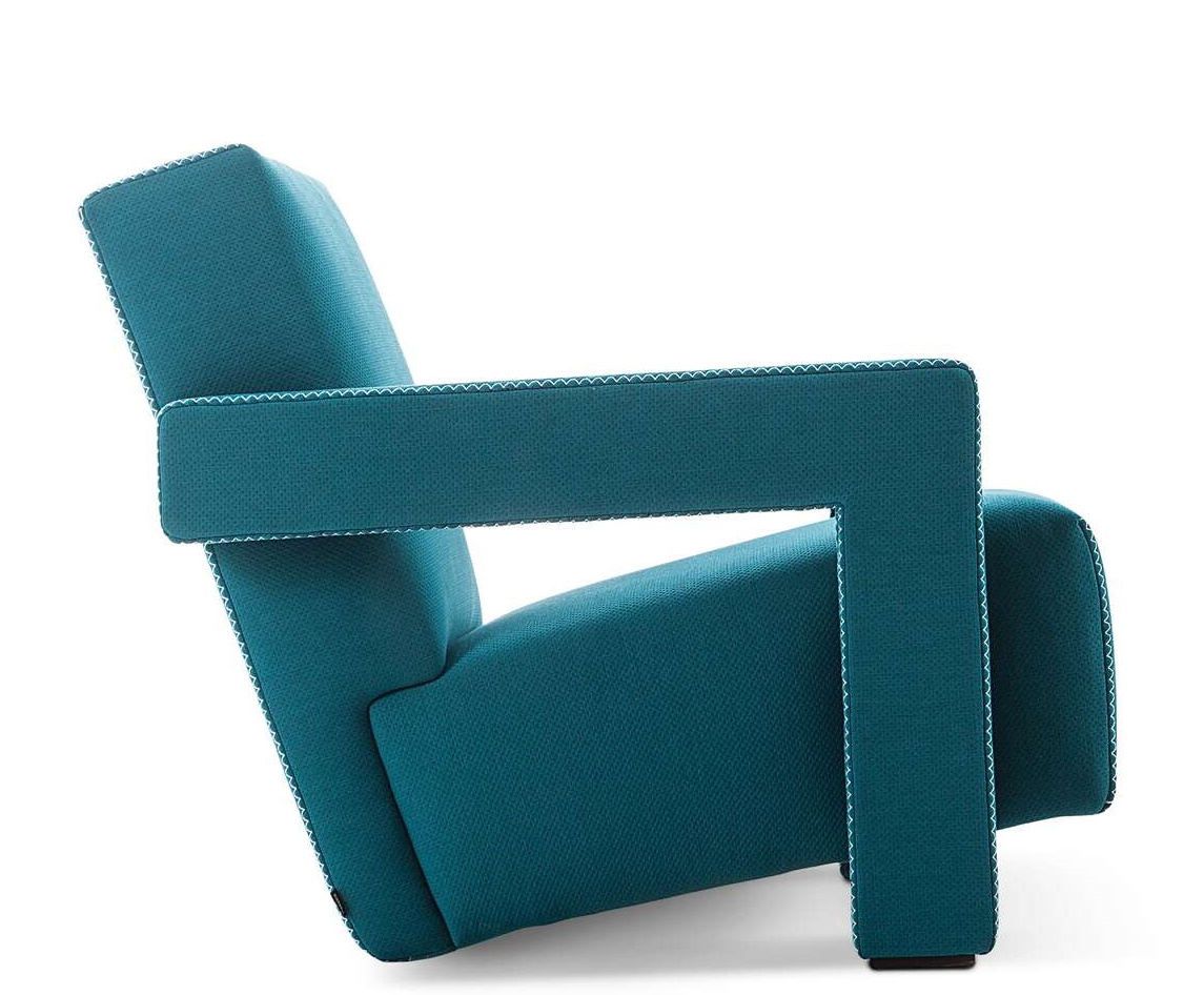 Cassina Utrecht Sessel in Türkis, Seitenansicht. Designklassiker mit markanter Form und hochwertiger Polsterung für Wohnzimmer und Büro.