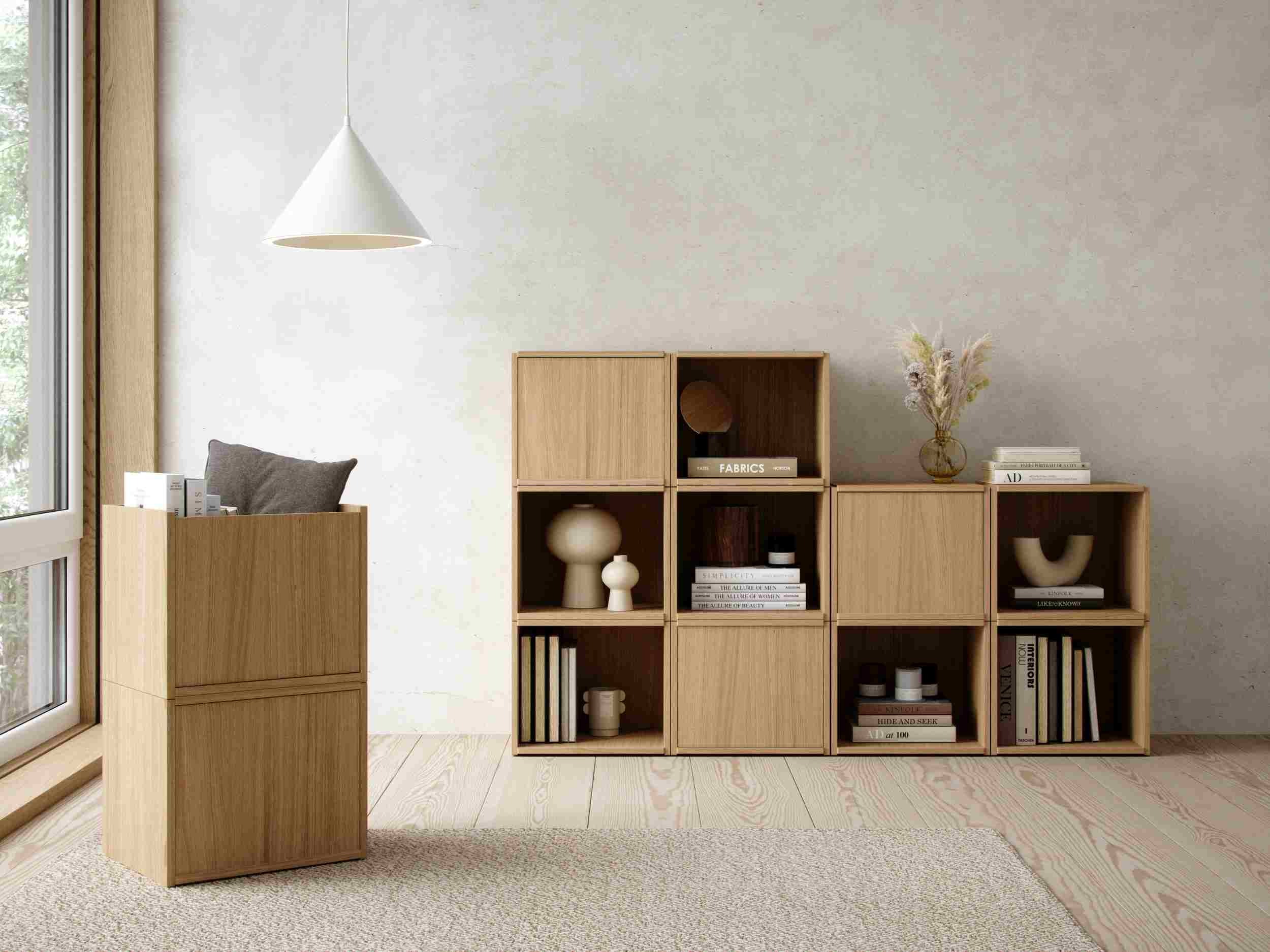 Bricks System Regal von Woud: Modulares Holzregal mit Fächern und dekorativen Elementen im Wohnzimmer.