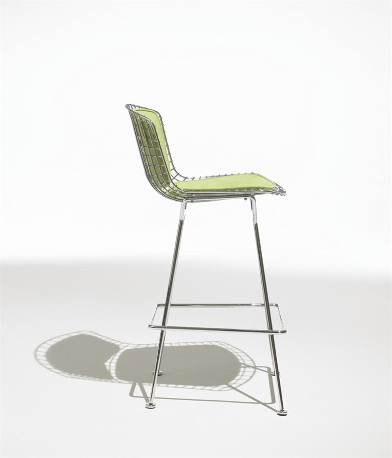 Bertoia Barhocker von Knoll International mit grünem Sitzpolster und verchromtem Drahtgestell, Seitenansicht.