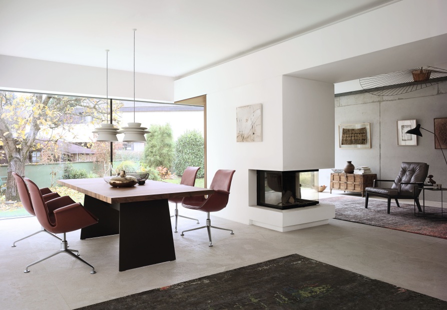 Esszimmer mit FK 6725 Sessel von Walter Knoll in braunem Leder und modernem Design.
