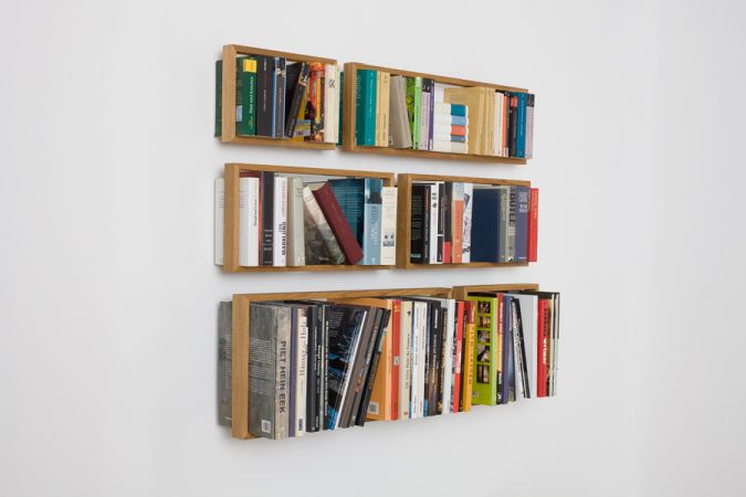 Wandmontierte Regale aus Eiche, Modell b EINZELSTÜCK, gefüllt mit Büchern, modernes Design für Wohnzimmer und Büro.