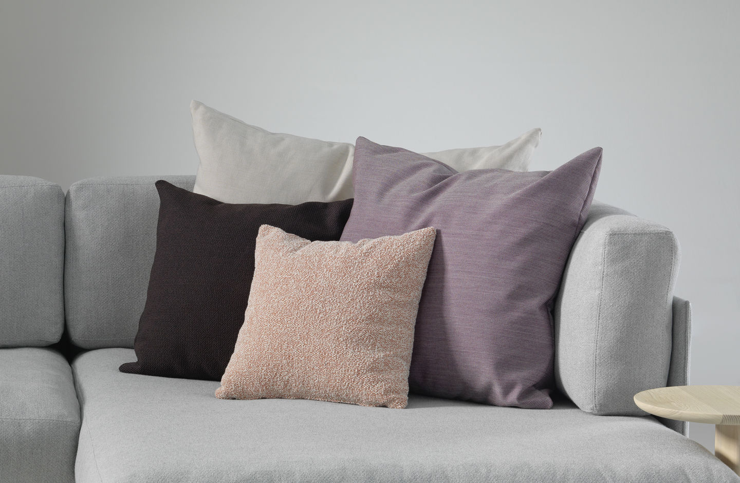 Vitra Kissen-Kollektion: Mehrfarbige Sofakissen aus Stoff auf einem grauen Sofa arrangiert für Wohnzimmer-Dekoration.