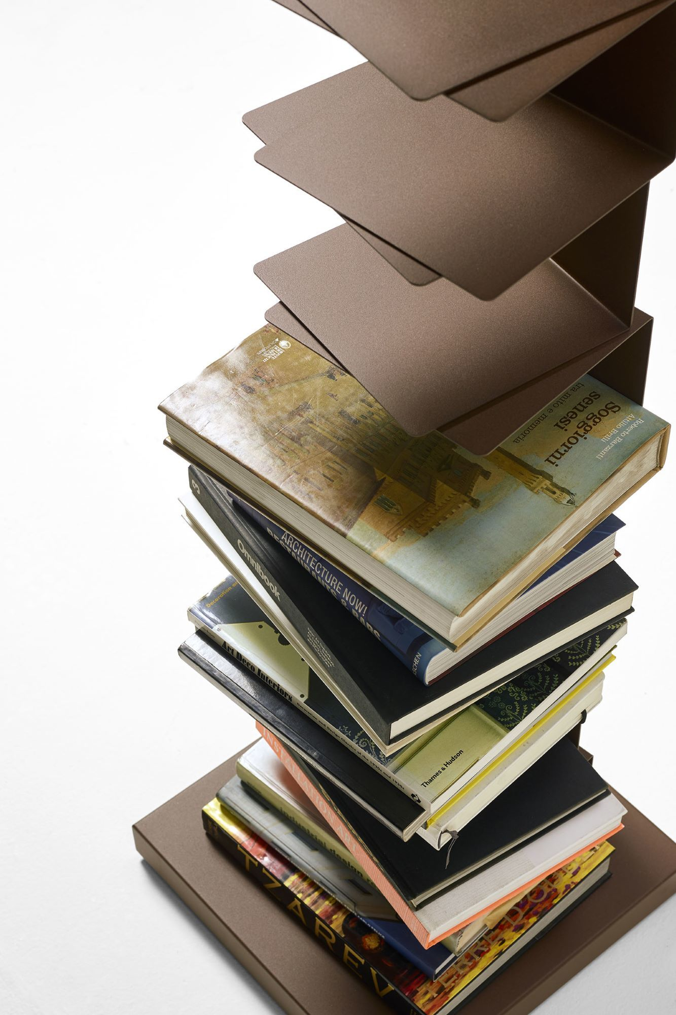 Ptolomeo Art Bücherregal von Opinion Ciatti, braun, gefüllt mit Büchern, modernes Design.