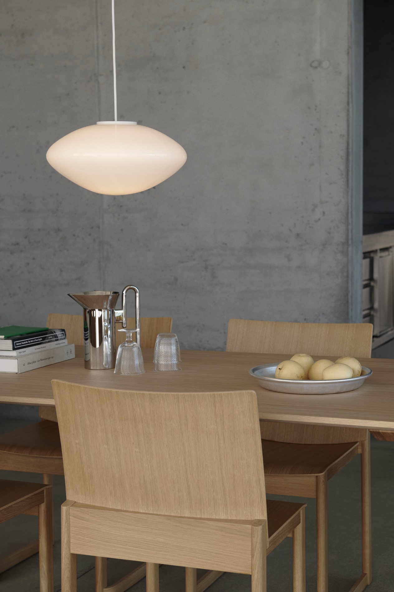 Allwood AV35 Side Chair von AndTradition aus Eichenholz am Esstisch mit Lampe und Dekoration.
