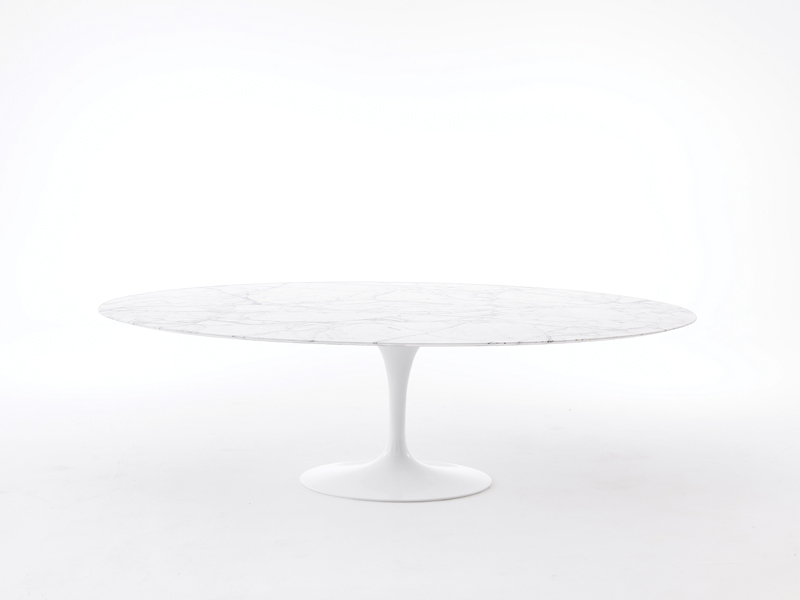 Runder Saarinen Esstisch mit Marmorplatte und weißem Fuß, modernes Design für Esszimmer.