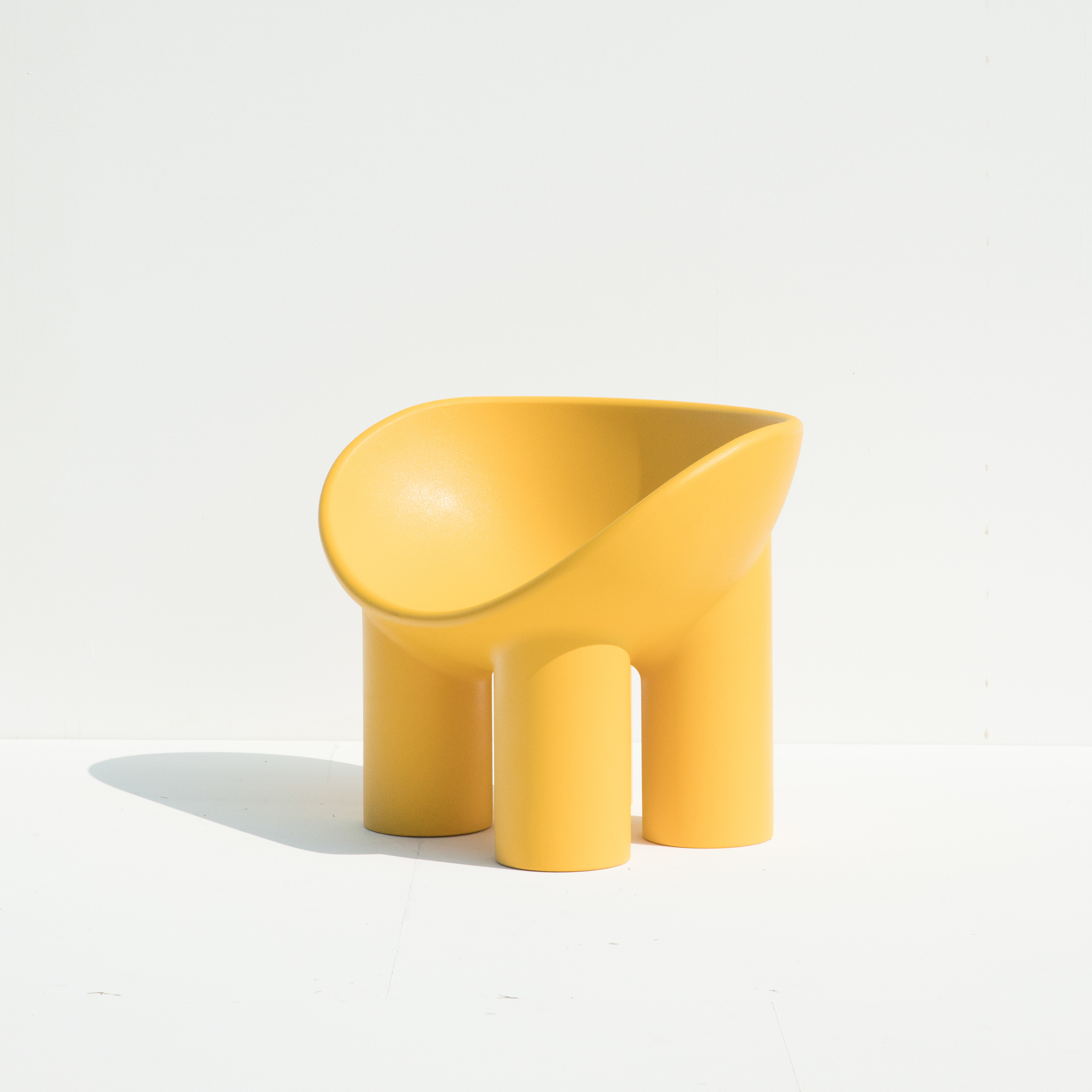 Gelber Roly Poly Sessel von Driade, moderner Design Stuhl mit drei Beinen.