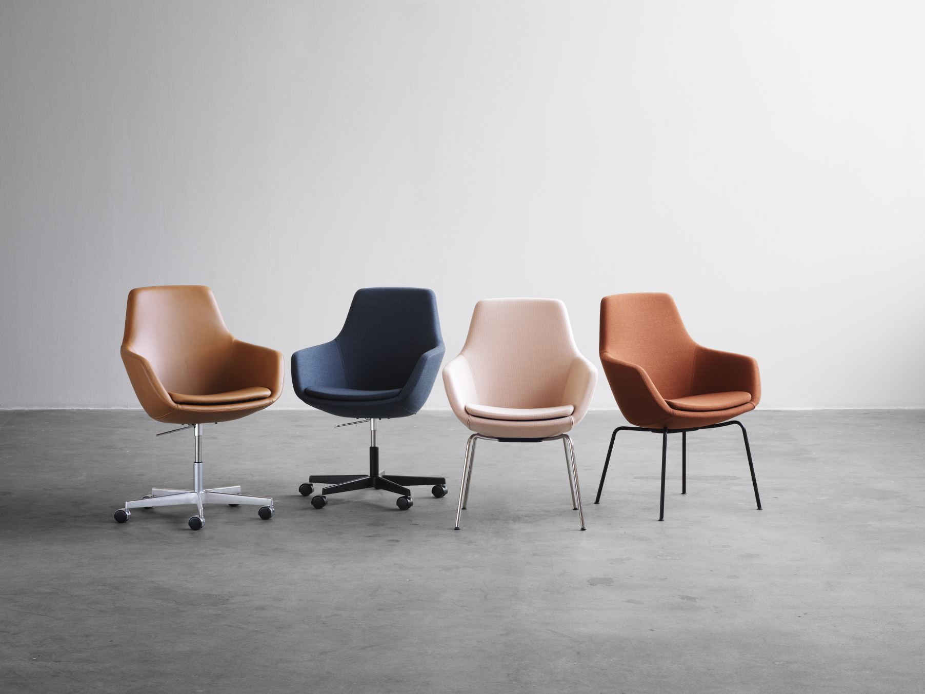 Vier Little Giraffe Stühle von Fritz Hansen in verschiedenen Farben und Ausführungen, ideal für Büro und Wohnzimmer.