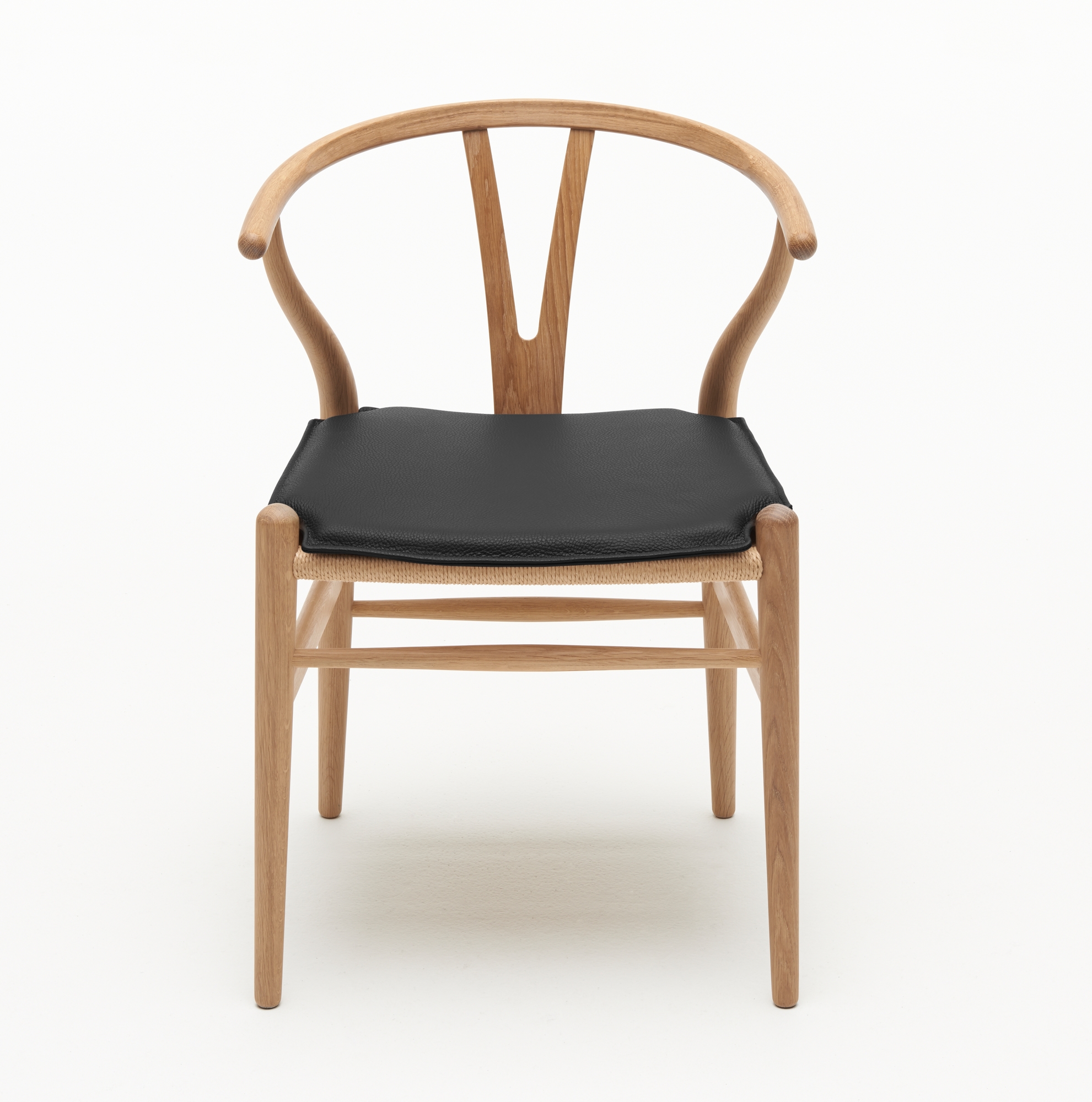 Schwarzes Sitzkissen für Carl Hansen CH24 Wishbone Chair, bequeme Sitzauflage aus Leder.