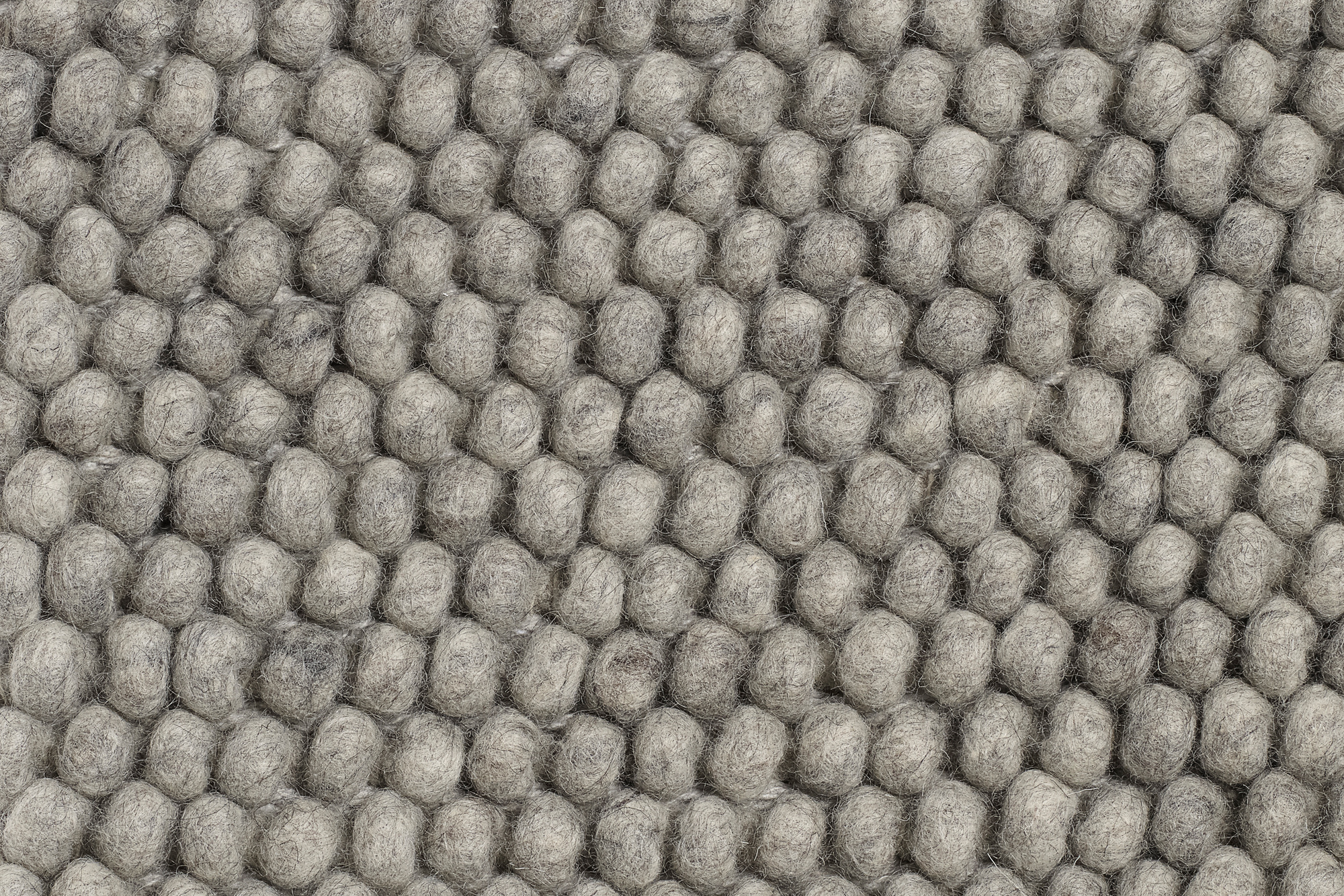 Detailaufnahme des grauen Hay Peas Teppich L (240x170cm) mit charakteristischer Kugelstruktur aus reiner Wolle.