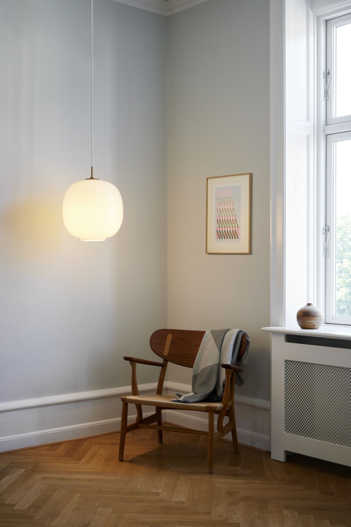 Nahaufnahme der VL45 Radiohus Pendelleuchte Ø 37 cm von Louis Poulsen in einem stilvollen Wohnzimmer.