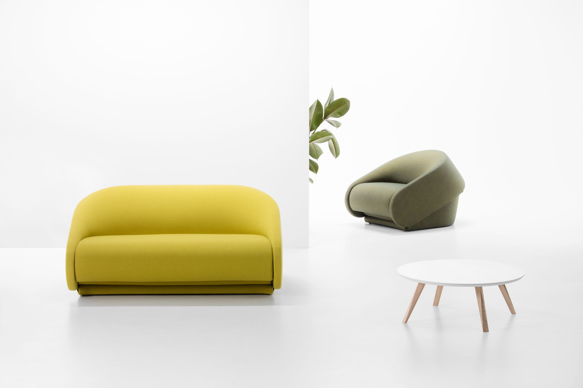 Gelbes Up-lift Schlafsofa von Prostoria mit passendem Sessel und weißem Couchtisch auf weißem Hintergrund.