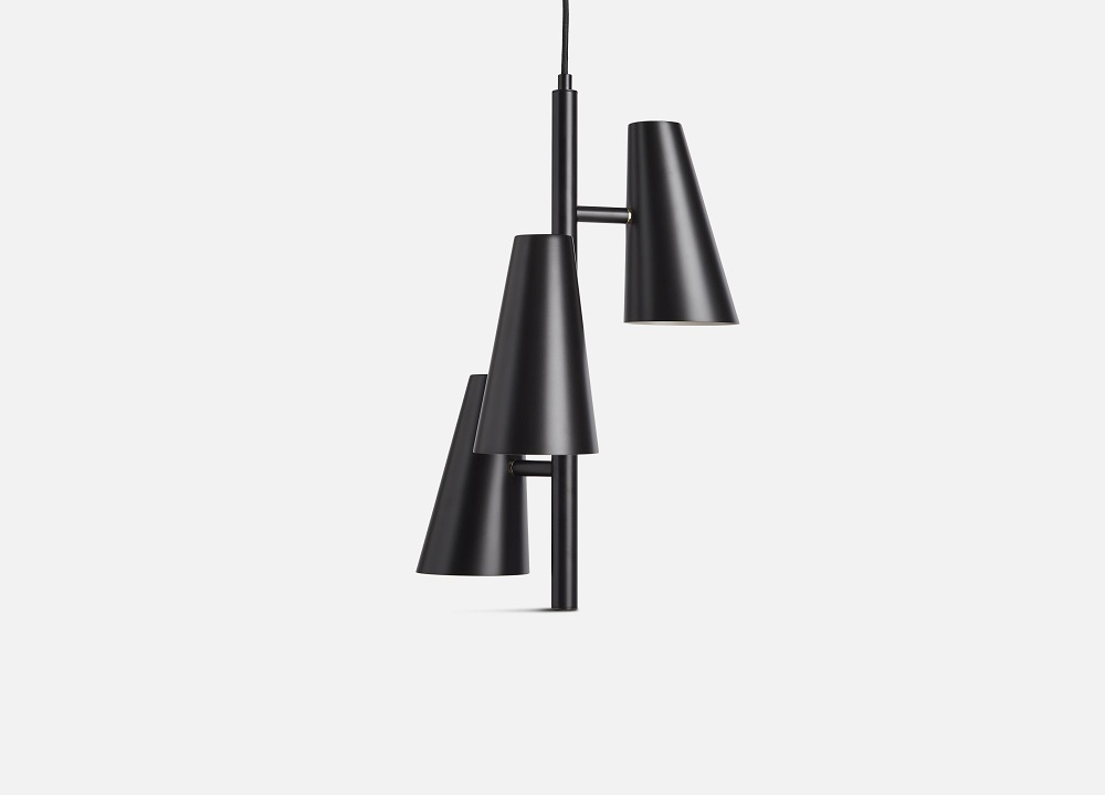 Schwarze Cono Pendelleuchte von Woud mit drei konischen Lampenschirmen für moderne Beleuchtung.
