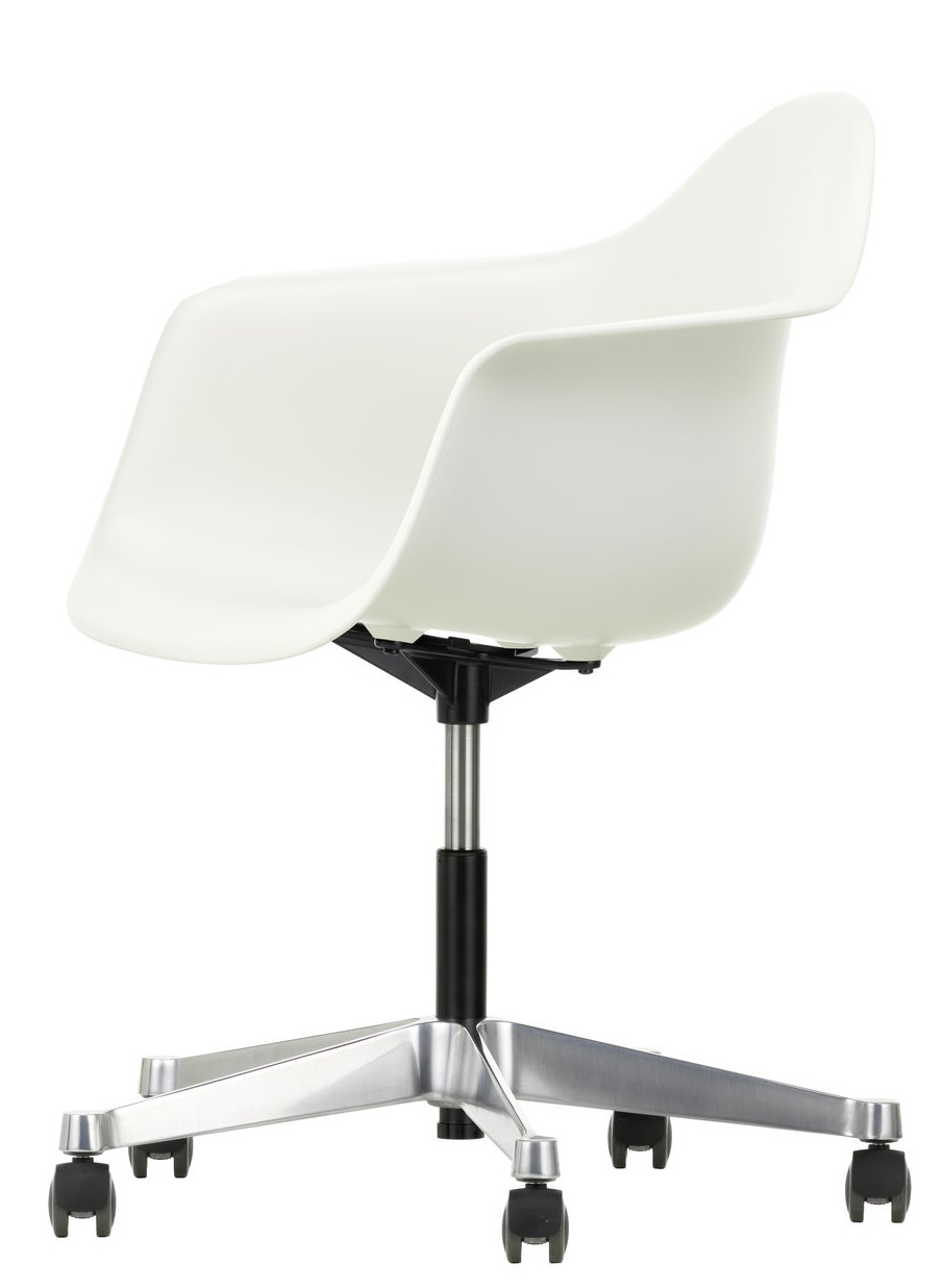 Weißer Eames Plastic Arm Chair PACC Bürostuhl von Vitra mit Rollen und silbernem Fußkreuz.