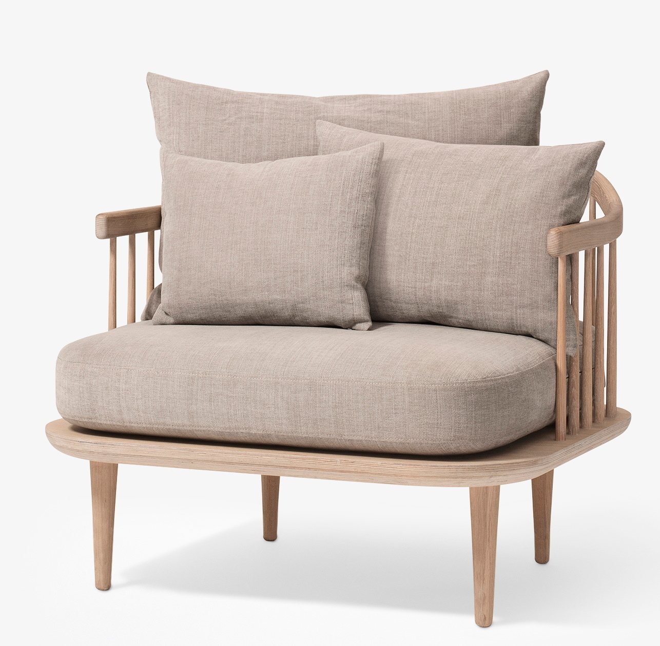 Fly Lounge Sessel von AndTradition: Beiger Sessel mit Holzrahmen und weichen Kissen.