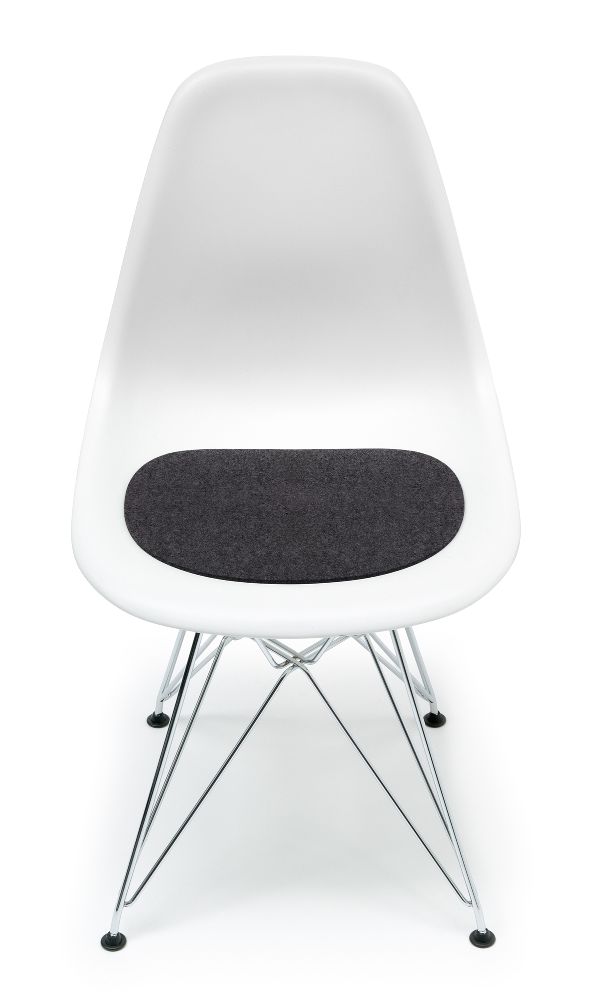 Weiße Eames Plastic Side Chair mit graphitfarbener Filz-Sitzauflage von Hey Sign für mehr Sitzkomfort.