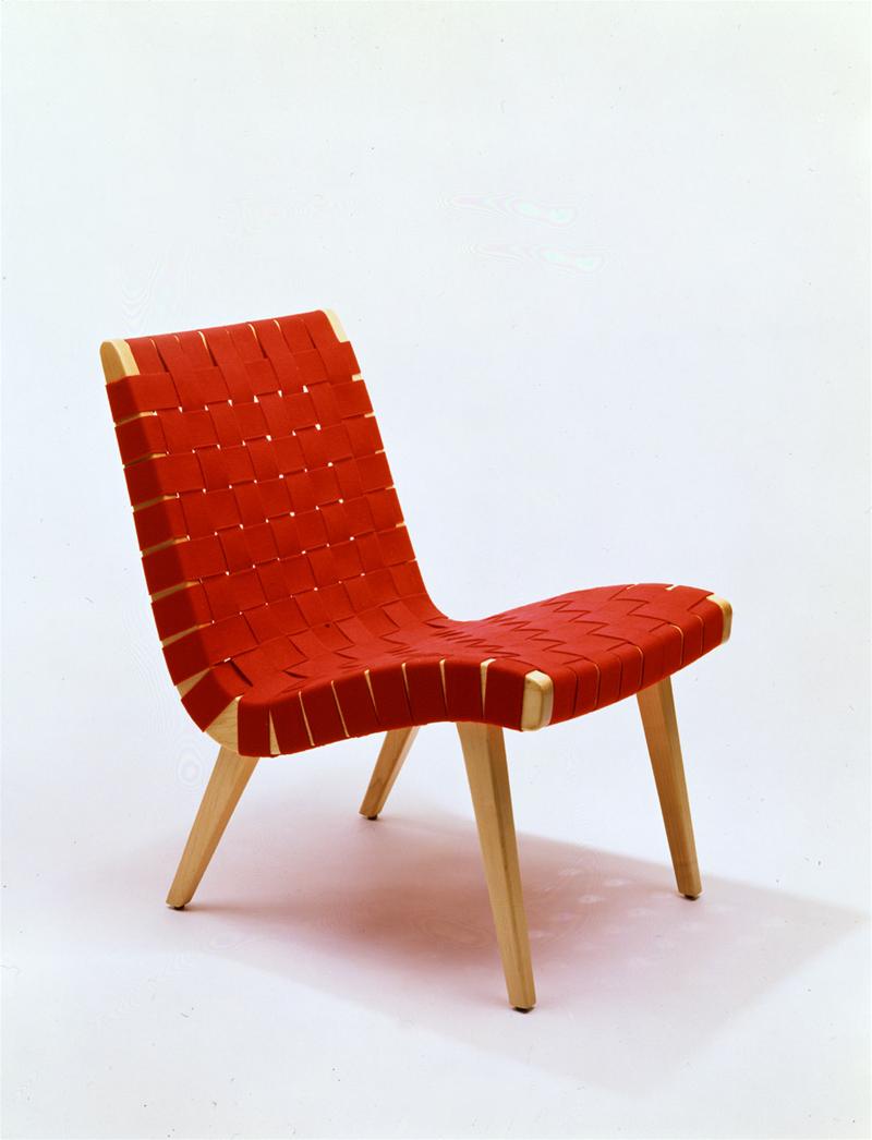 Roter Risom Lounge Stuhl mit Holzgestell. Designklassiker für Wohnzimmer und Wartebereiche.
