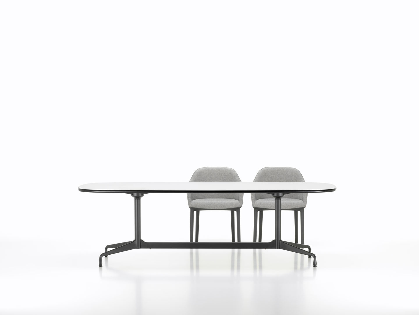 Eames Segmented Table Esstisch Bootsform 240 cm von Vitra mit zwei grauen Stühlen.