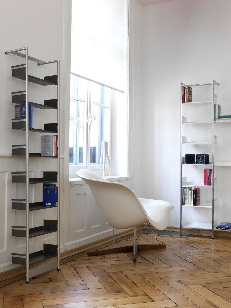 Pool 183 CD-Regal Mox in Grau und Weiß im modernen Wohnzimmer mit Sessel.
