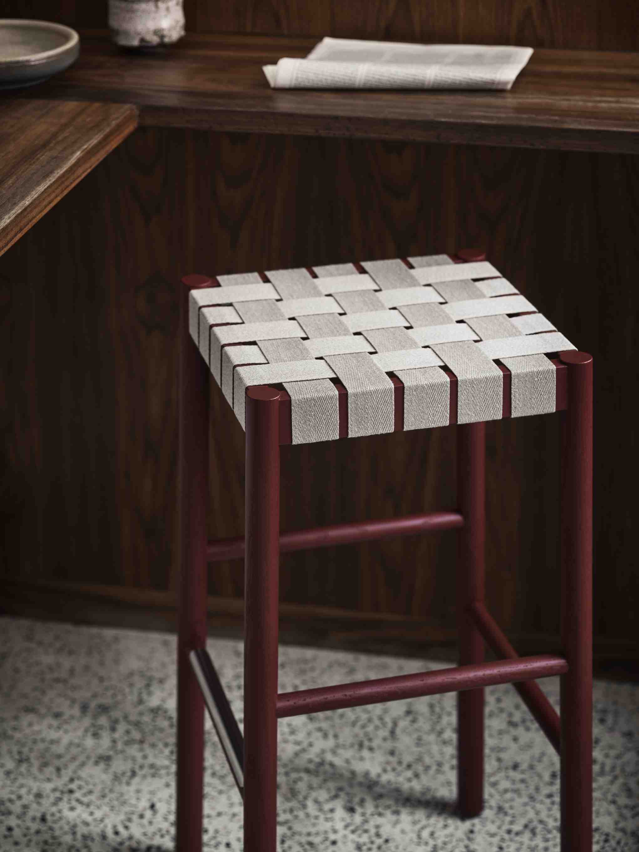 Betty Barhocker von Andtradition, Hocker aus Holz mit gewebter Sitzfläche, modernes Möbeldesign.