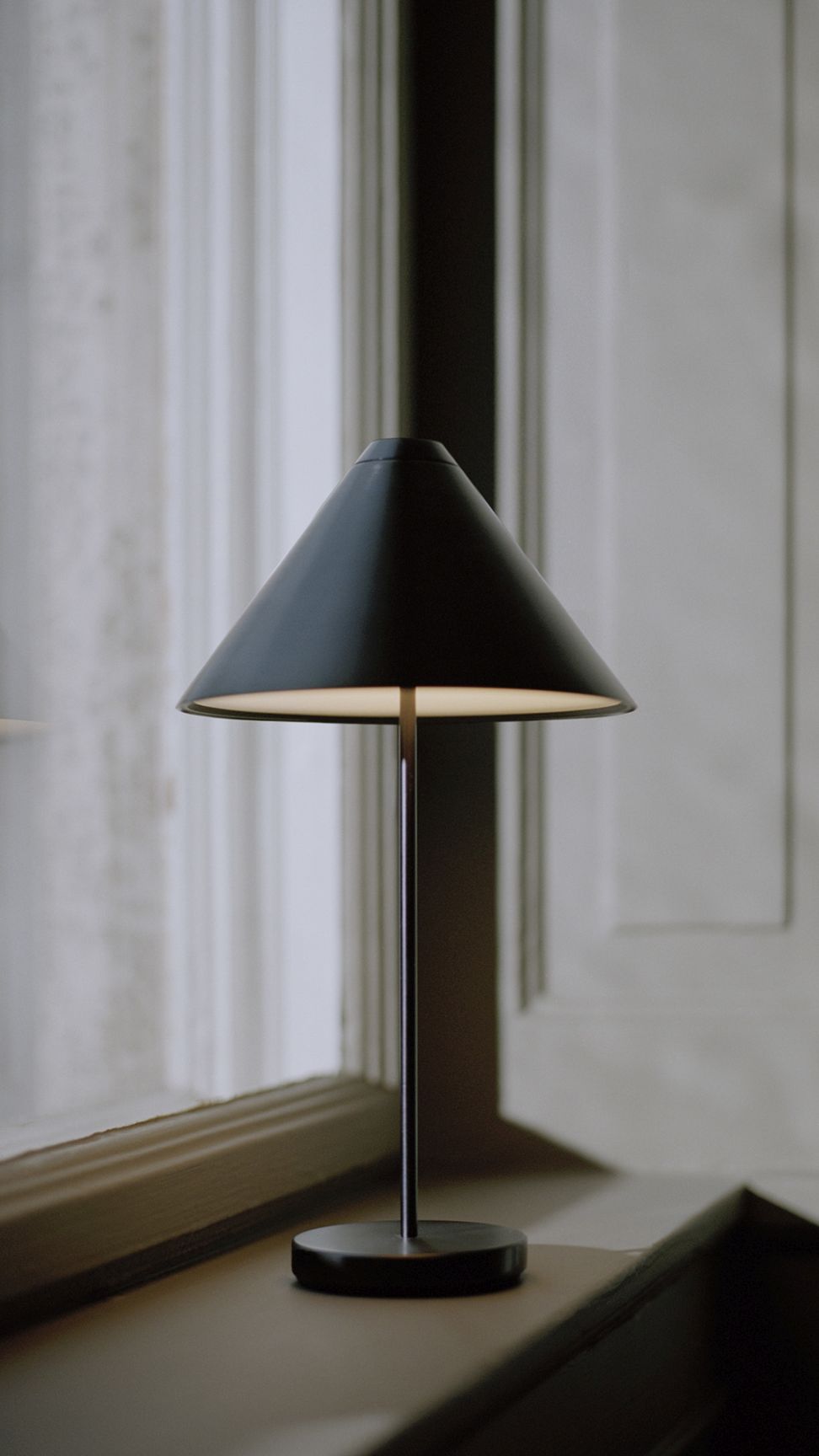 Nahaufnahme der Brolly Tischleuchte von New Works, eine moderne, tragbare Lampe in Schwarz.