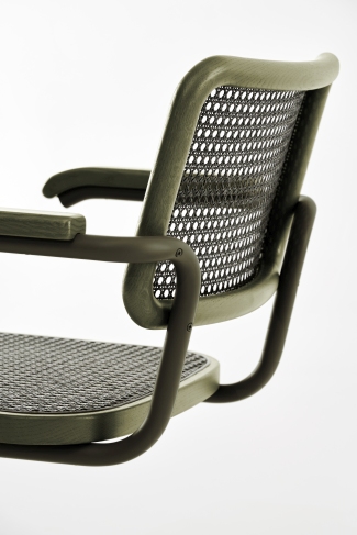 Detailaufnahme des Thonet S 64 V Freischwinger Stuhls mit Stahlrohrgestell und Wiener Geflecht in Olivgrün.