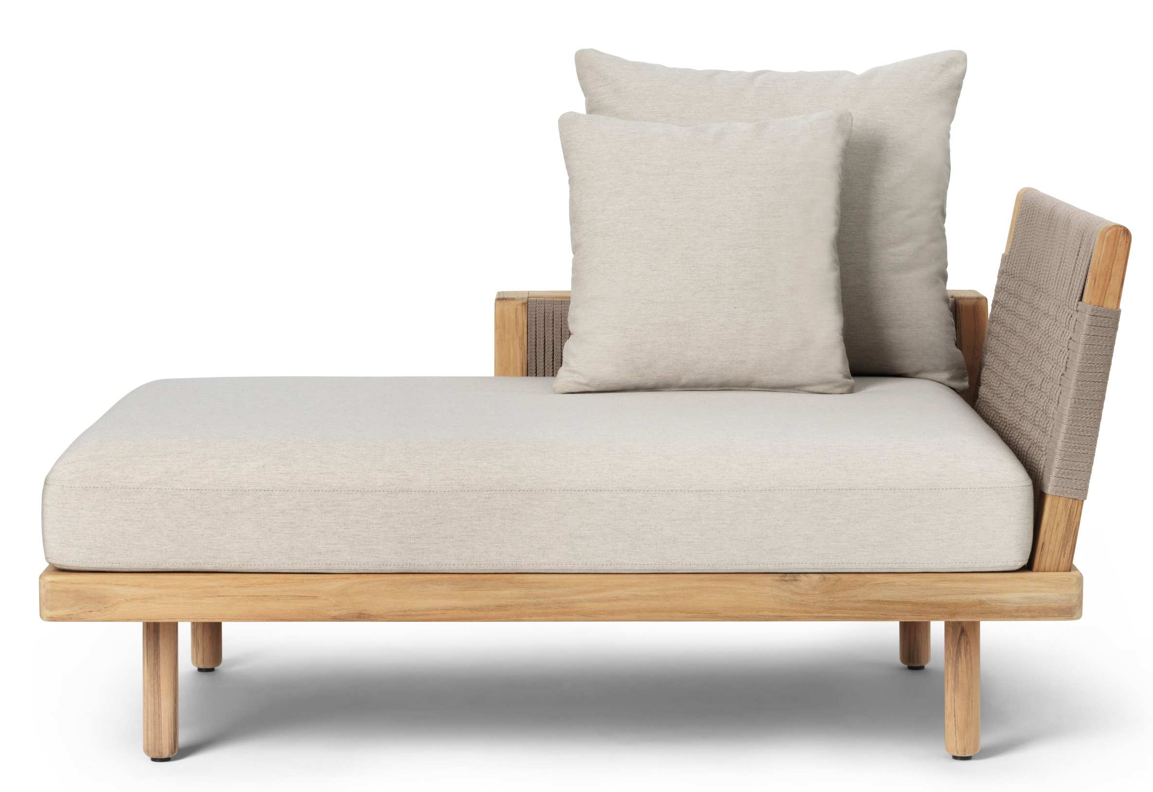 E540 Embrace Sofa Modul von Carl Hansen: Outdoor Lounge Möbel mit hellen Kissen.