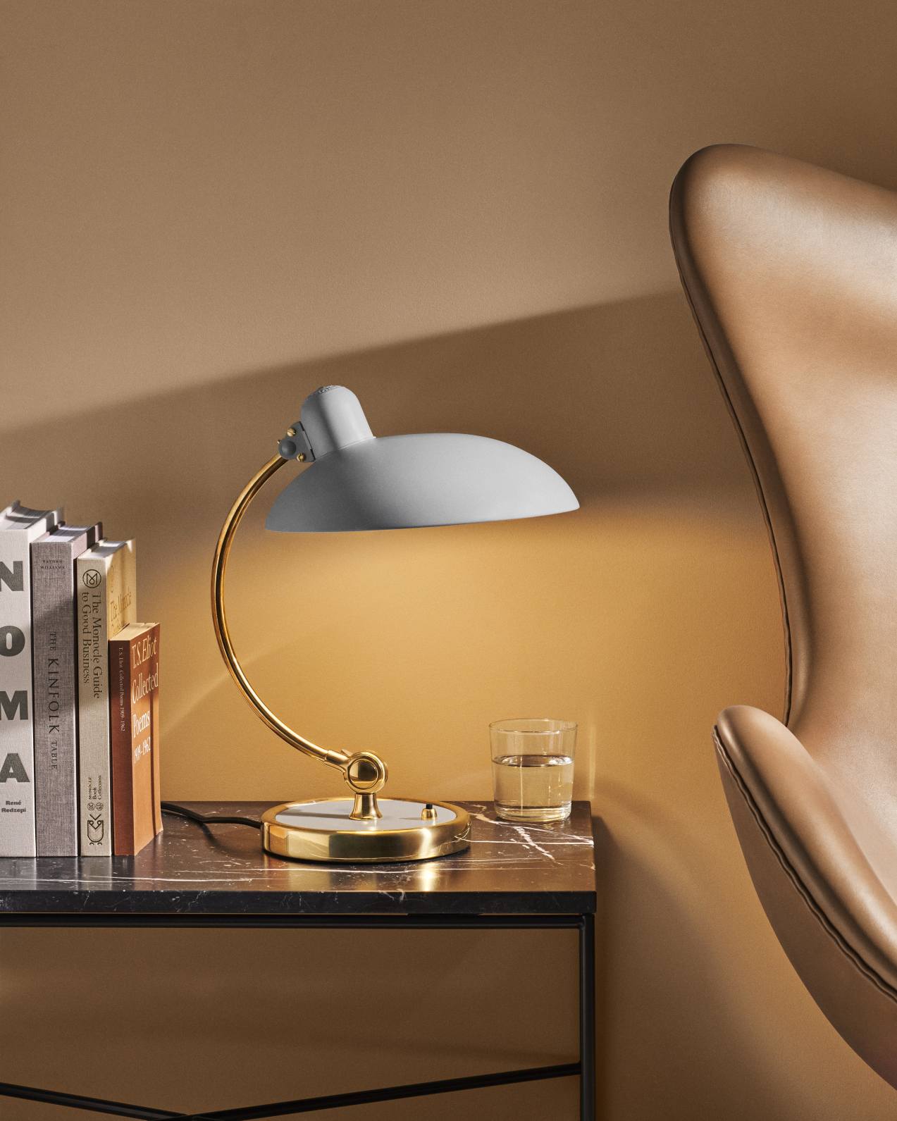 Nahaufnahme der grauen KAISER idell Tischleuchte 6631 T von Fritz Hansen.
