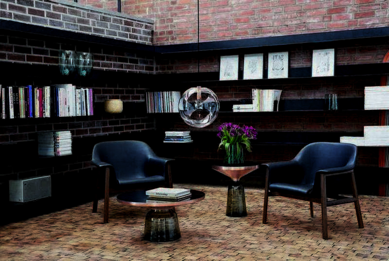 Bell Coffee Table Couchtisch Special Edition Kupfer ClassiCon in einem stilvollen Wohnzimmer mit Sesseln.