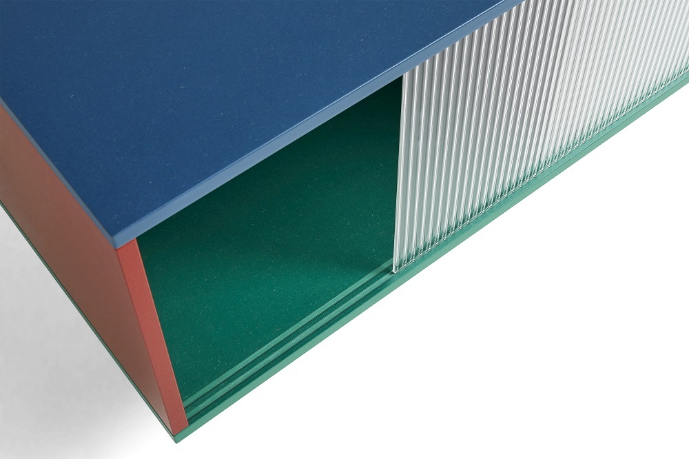 Detailaufnahme: Colour Cabinet Sideboard mit Glastüren in Blau, Grün und Rot.