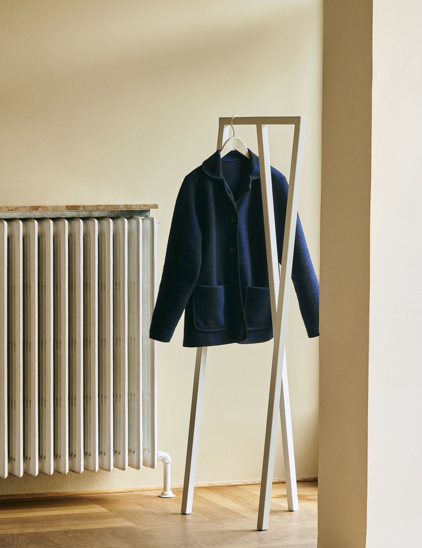 Weiße Loop Stand Hall Garderobe von Hay mit Jacke, minimalistisches Design für Flur und Diele.