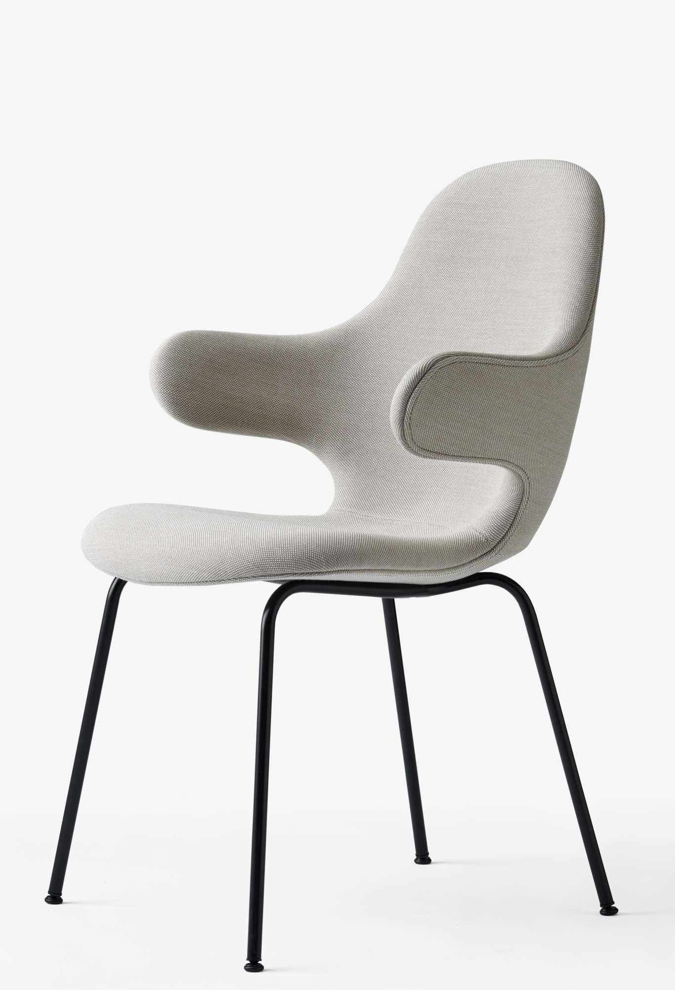 Catch JH15 Stuhl von AndTradition: Grauer Stoffbezug, schwarzes Metallgestell, moderner Designstuhl für Esszimmer und Büro.