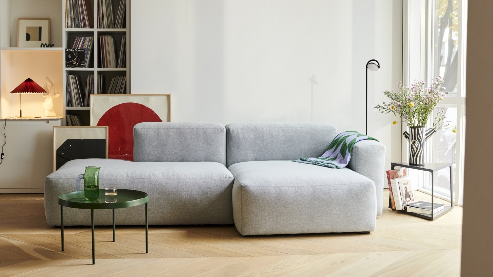 Helles Wohnzimmer mit Mags Soft Sofa, 2,5-Sitzer, hellgrauer Stoff und minimalistischem Design.