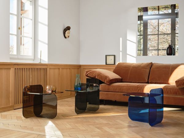 Sol Beistelltisch von ClassiCon in Blau und Schwarz im modernen Wohnzimmer.