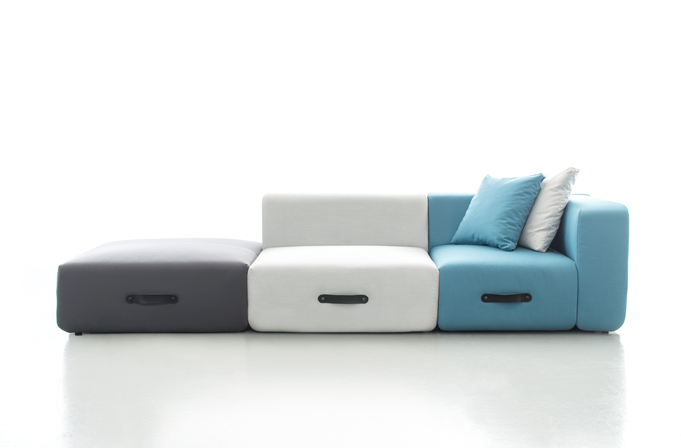 Miami Outdoor Sofa von Conmoto, modulare Lounge mit anthrazitfarbenem Element und Kissen.