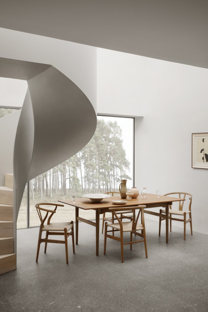 Esszimmer mit Carl Hansen CH24 Wishbone Stühlen und CH327 Esstisch aus Teakholz.