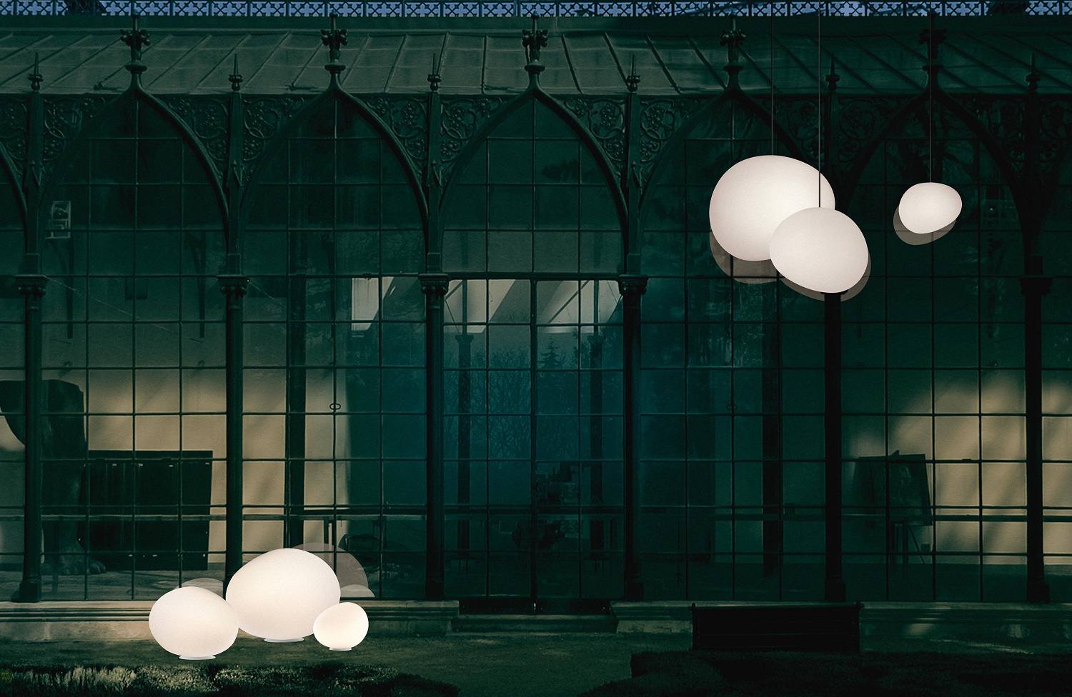 Gregg Outdoor Leuchten von Foscarini: Stehleuchte und Hängeleuchte in Kieselform für Garten und Terrasse.