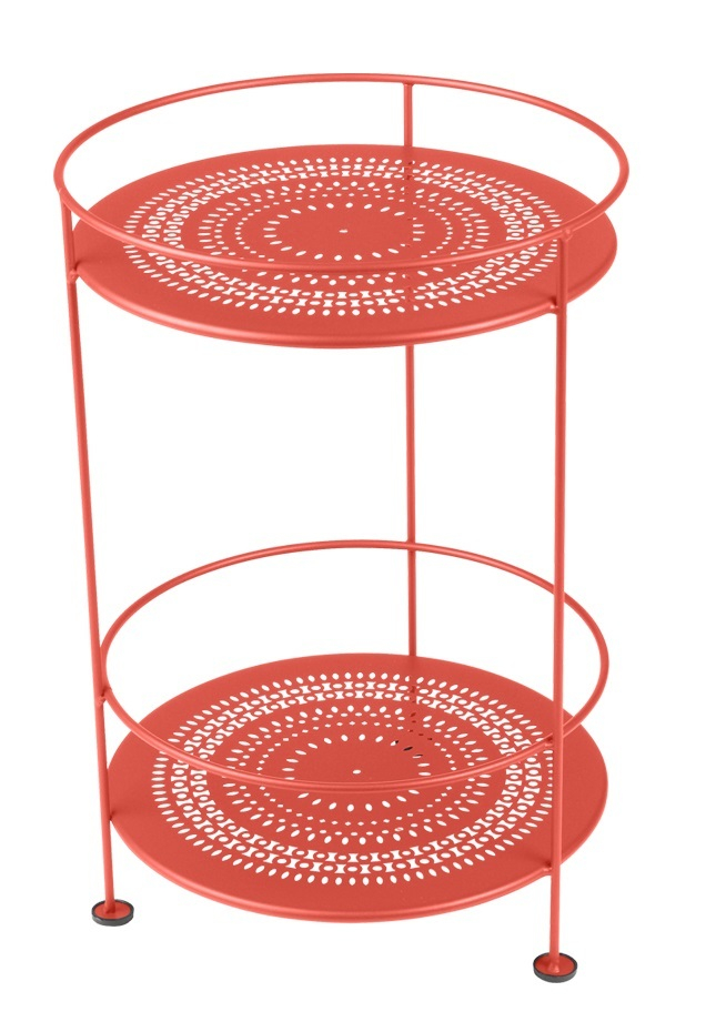 Roter Guinguette Beistelltisch von Fermob für den Garten oder Balkon mit zwei Ablageflächen.