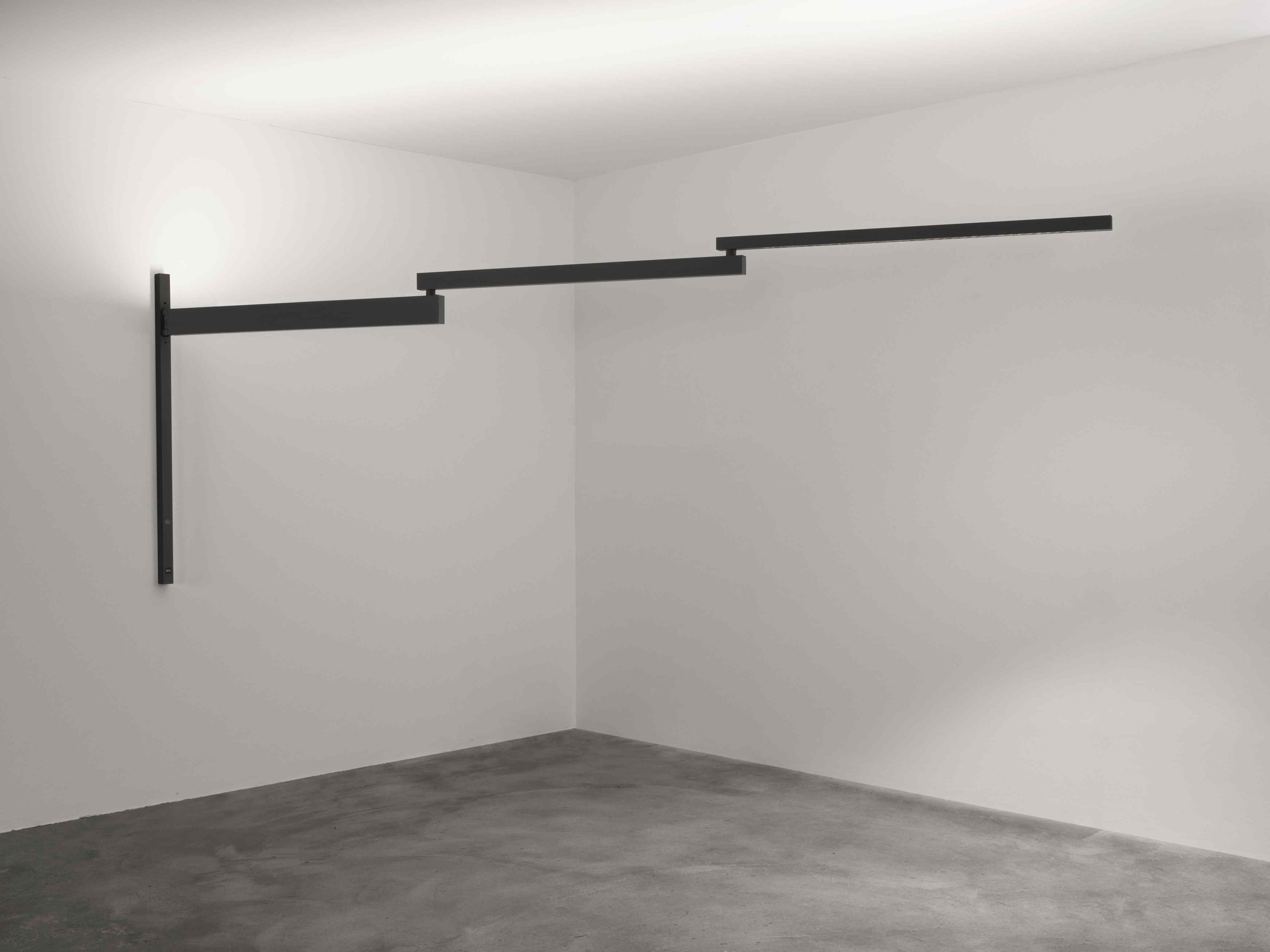 Minimalistische Black Flag Wandleuchte von Flos, modernes Designelement für indirekte Beleuchtung im Wohnraum.