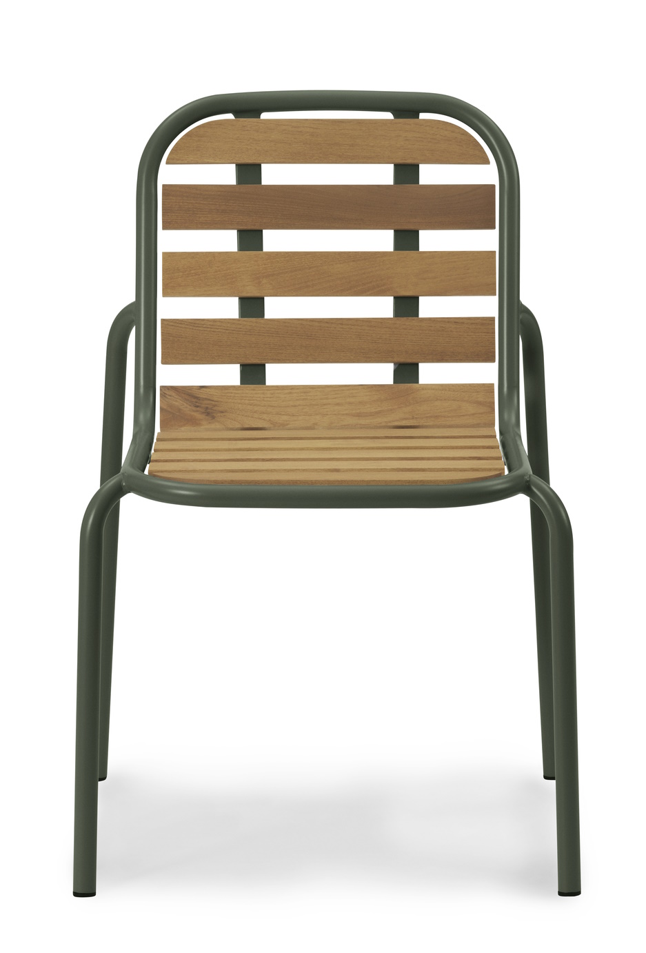 Vorderansicht des Normann Copenhagen Vig Chair Wood Stuhls für den Außenbereich mit Holzlatten und grünem Gestell.